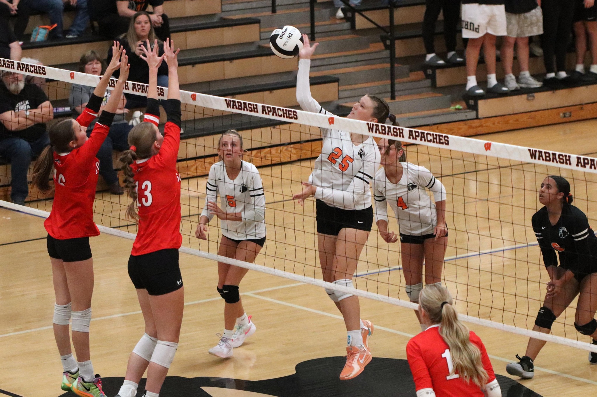 Manchester Sweeps Wabash Volleyball